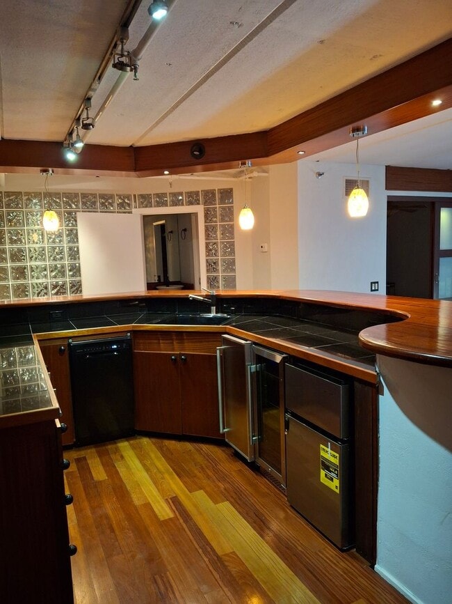 Building Photo - Downtown 1-Bedroom Condo w/ Central AC and...