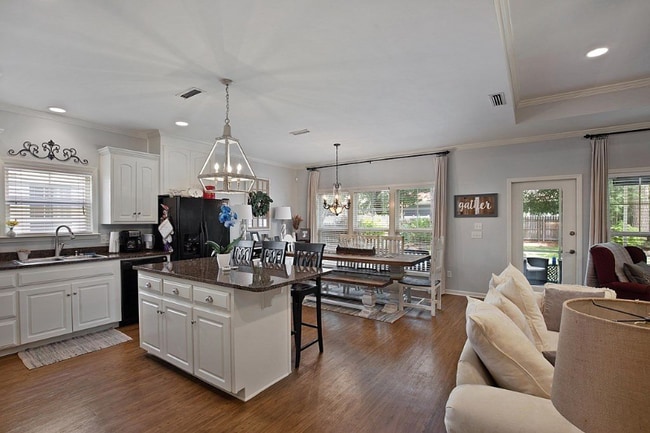 Building Photo - 115 Lilac Ln