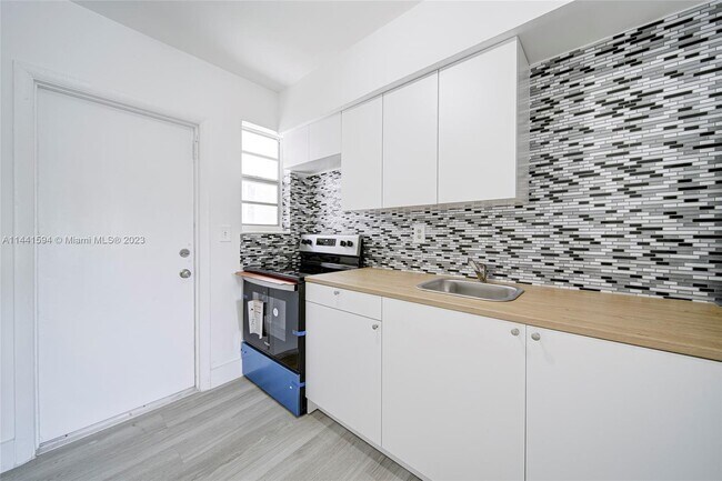 Foto del edificio - 6733 NW 2nd Ct
