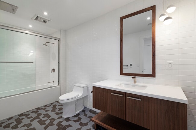 Bathroom - Cedros Gardens