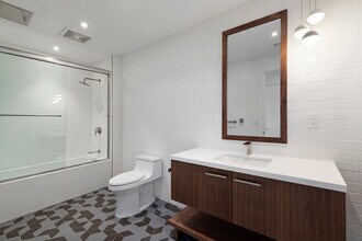 Bathroom - Cedros Gardens