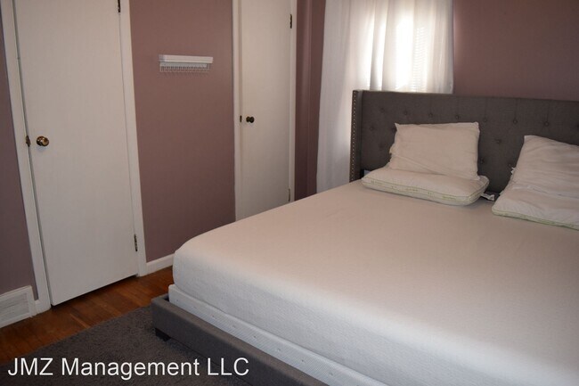 Building Photo - 2 br, 1.5 bath House - 1428 Pontiac Trail