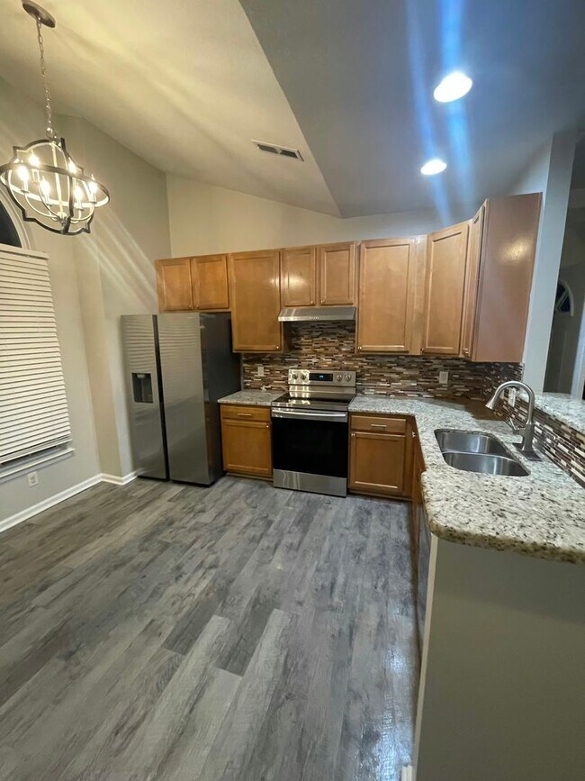 Foto del edificio - 3BR Townhouse Condo with Garage "ASK ABOUT OUR ZERO DEPOSIT"