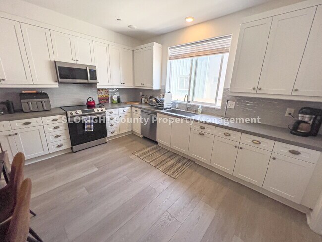 Foto del edificio - AVAILABLE NOW - Private Room for rent in shared SLO home