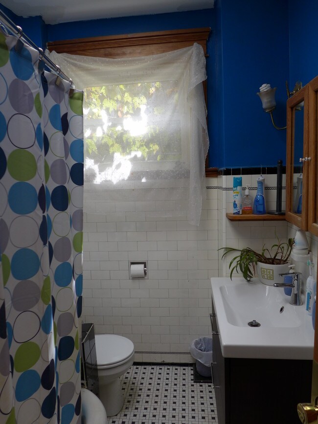 Building Photo - 2737 Guilford Ave