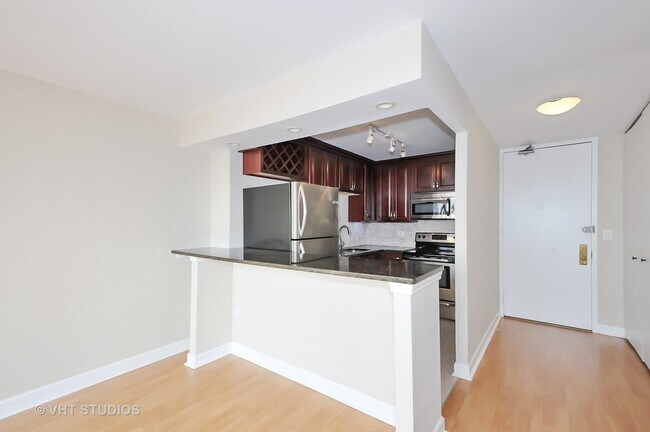 Foto del edificio - 655 W Irving Park Rd