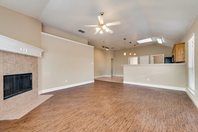 Building Photo - $2275 Fort Worth - Four Bedroom Split Floo...