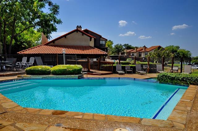 Foto del edificio - 2610 Lakehill Ln