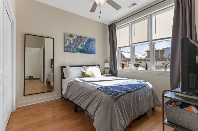 Photo - 1039 W Newport Ave Apartment