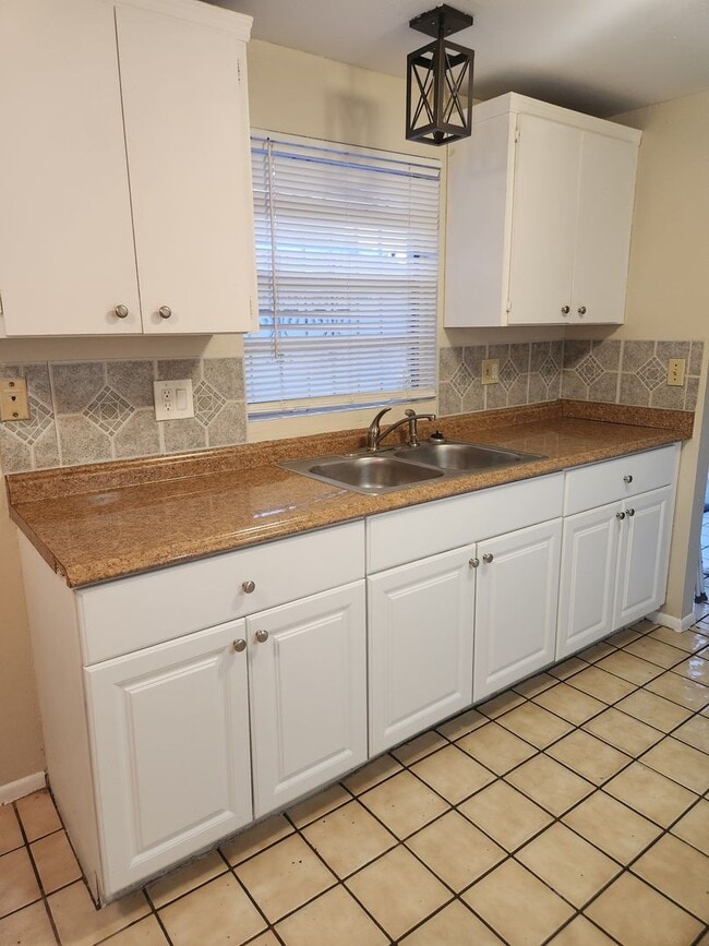 Building Photo - Located in the Heart of Town 'N Country!