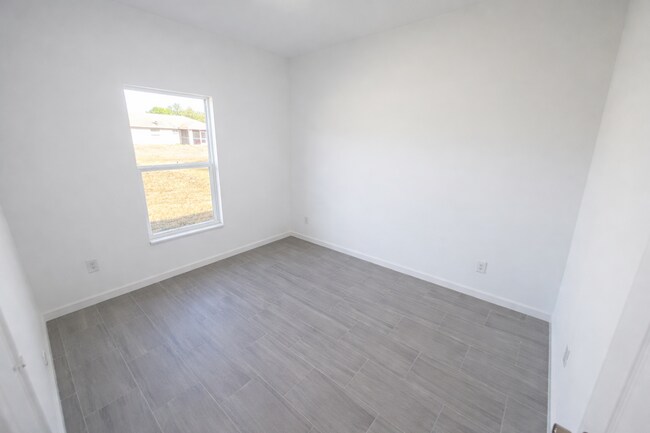 Foto del edificio - BRAND NEW MODERN SF HOME 3BD+den/2BA with GARAGE IN LEHIGH ACRES!