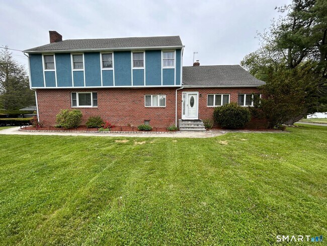 Foto del edificio - 890 Daniels Farm Rd
