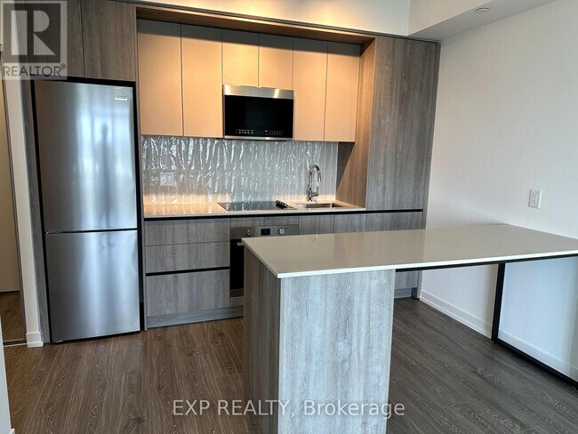 Photo du bâtiment - 2485 Eglinton Ave W