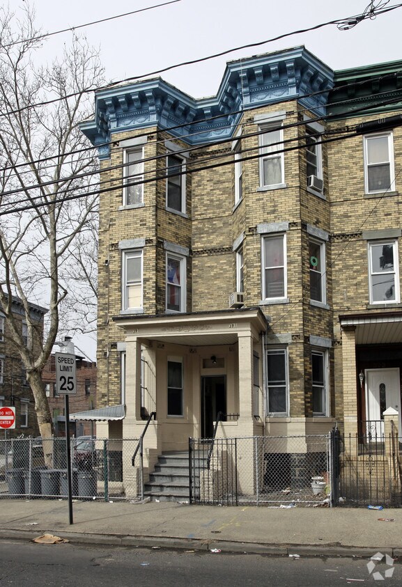 Foto principal - 391 Baldwin Ave