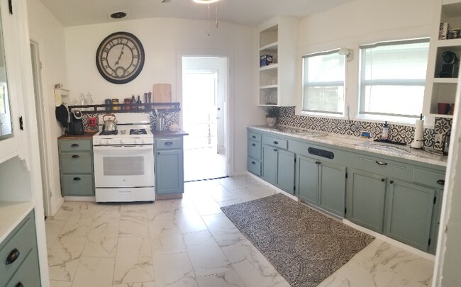 Foto del edificio - 362-364 W St Charles St