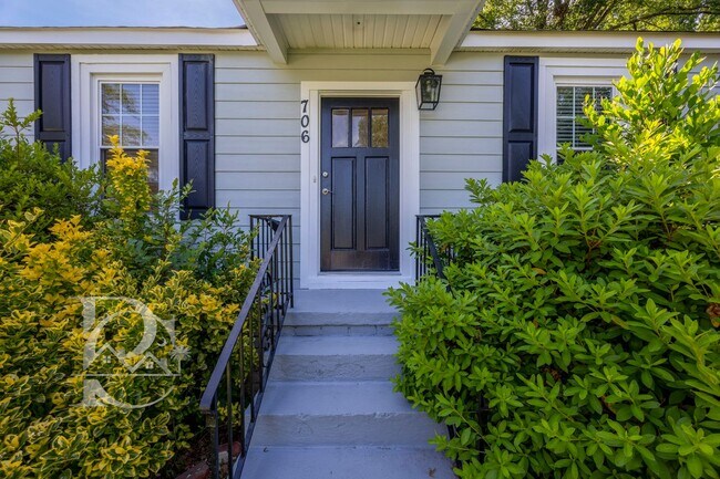 Building Photo - RENOVATED THREE BEDROOM IN ROSEWOOD