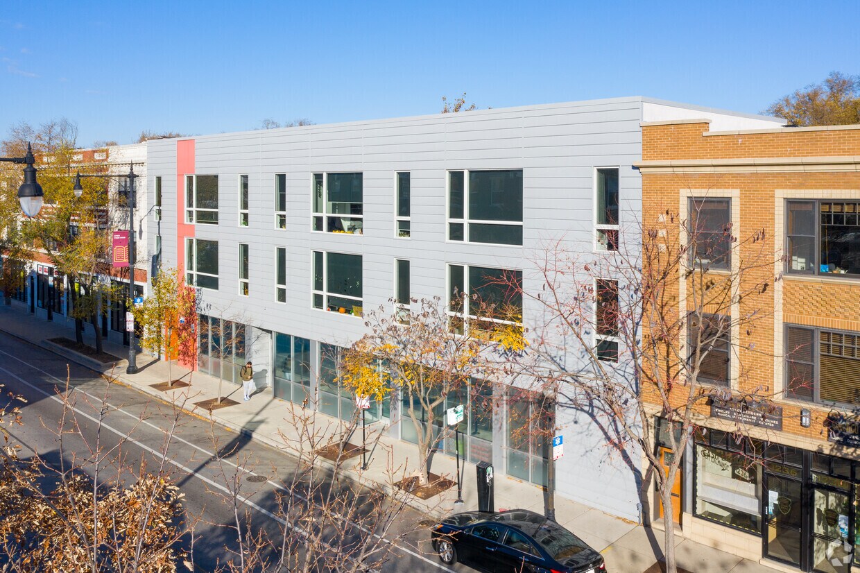 1244 W Devon Ave Chicago Il 60660 Apartments Chicago Il Apartments Com