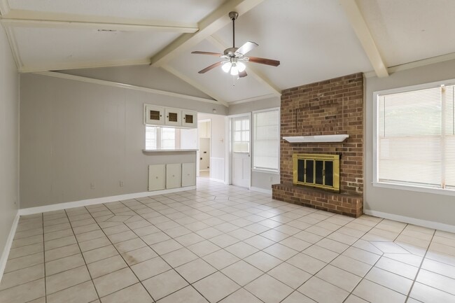 Building Photo - 222 Magic Oaks Dr