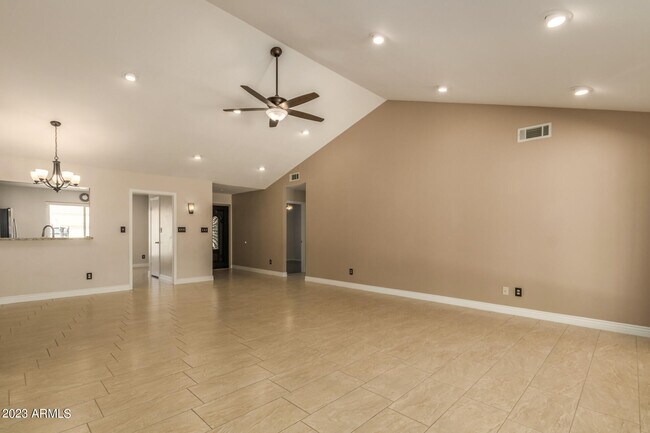 Foto del edificio - 661 S Oak St Cir