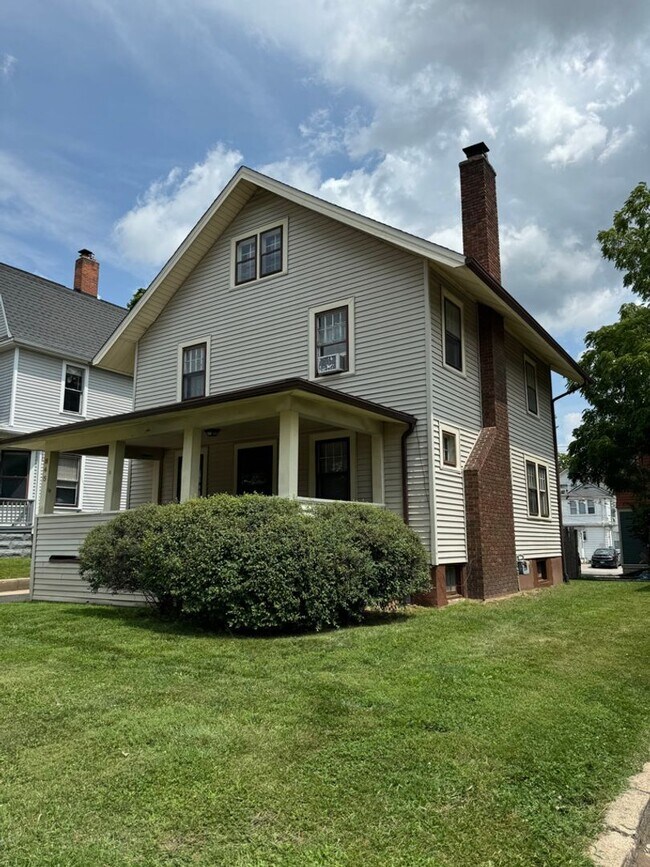 Foto del edificio - 845 E University Ave