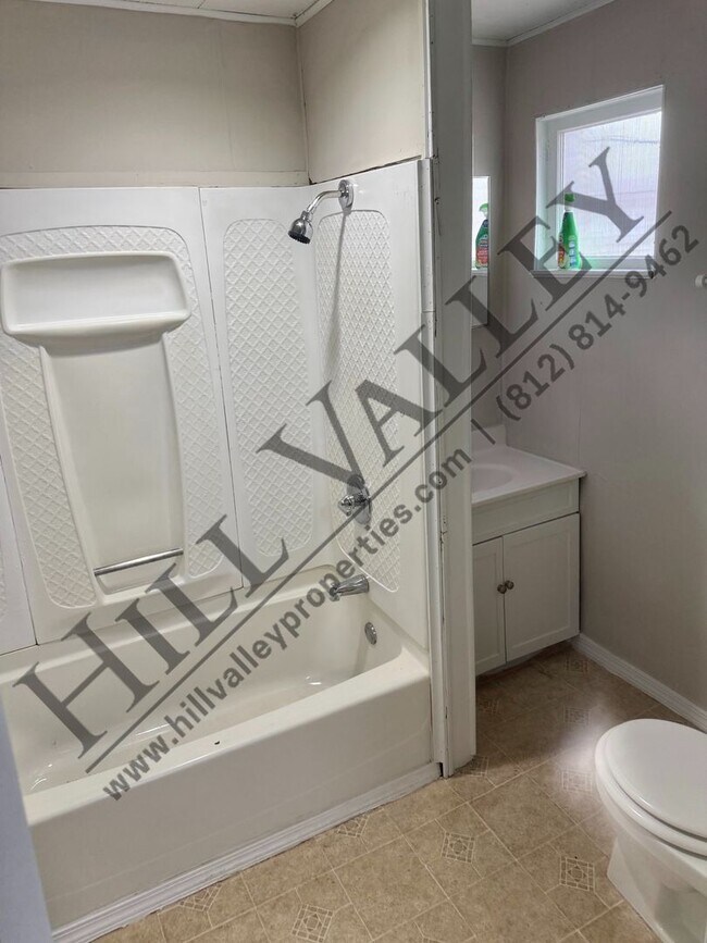 Foto del edificio - Three Bedroom Home - North