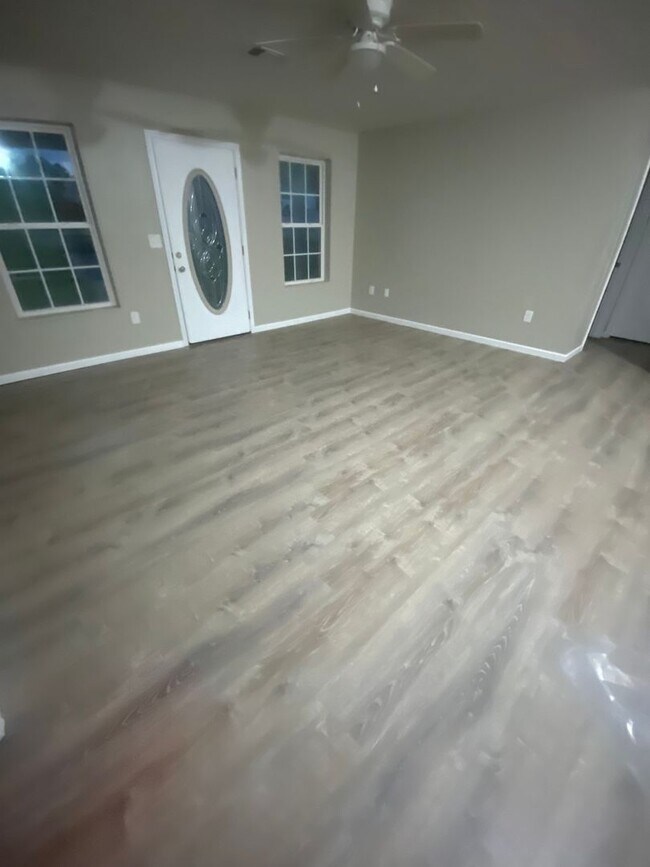 Foto del edificio - 3-bedroom, 2-bathroom