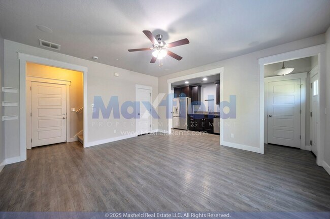 Building Photo - Small Pet Friendly - 3BD 2BTH 2GAR - Cente...