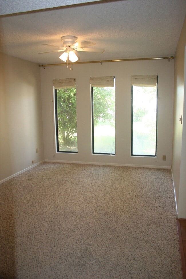 Foto del edificio - POOL!  Nice 3+2.5 Southwest Bakersfield - Laurelglen Area