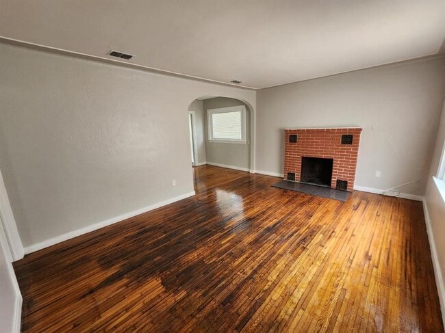 Building Photo - 2.0 bedroom in St. Petersburg Florida 33712