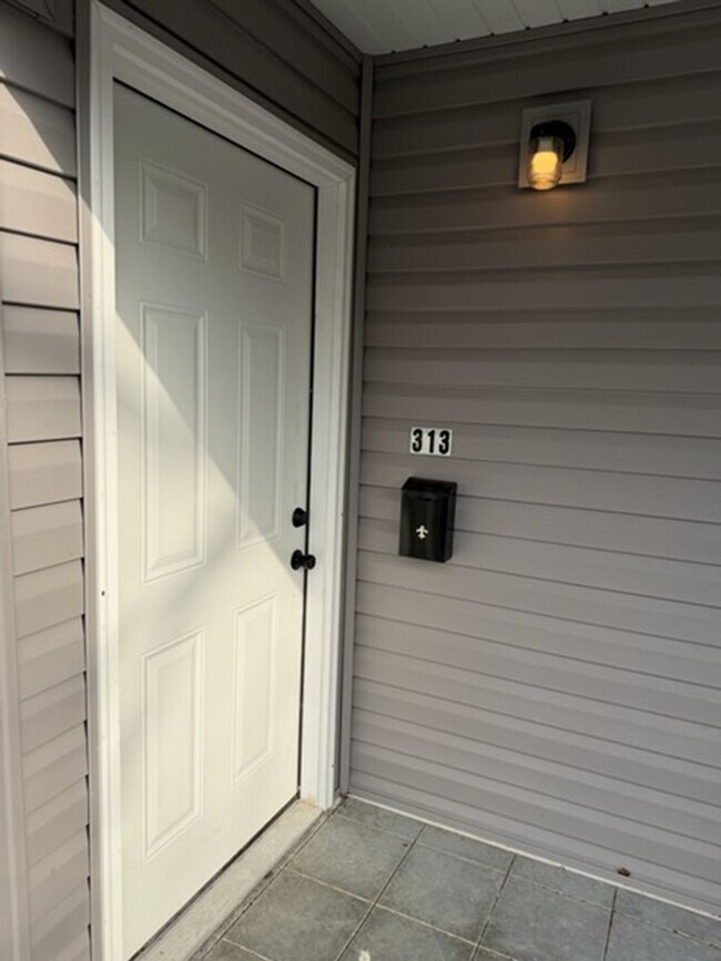 Building Photo - 1 BEDROOM 1 BATHROOM APARTMENT FOR RENT