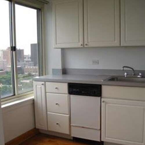 Building Photo - 4720 N Clarendon Ave