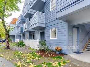 Building Photo - 6044 SE Drake St