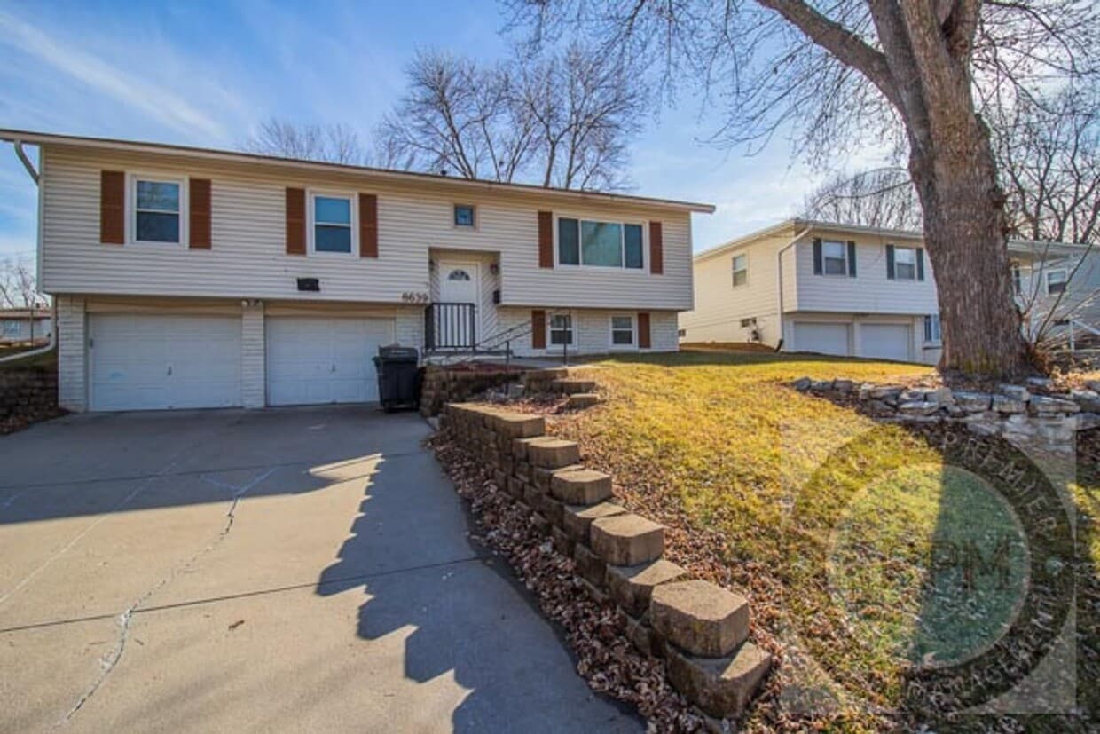 Spacious 5 Bedroom / 2.5 Bathroom Home | Near Ralston - Spacious 5 Bedroom / 2.5 Bathroom Home | Near Ralston