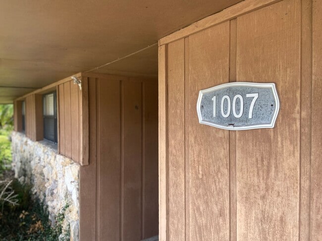 Building Photo - 3 Bedroom, 2 Bath Single Family Pool Home ...