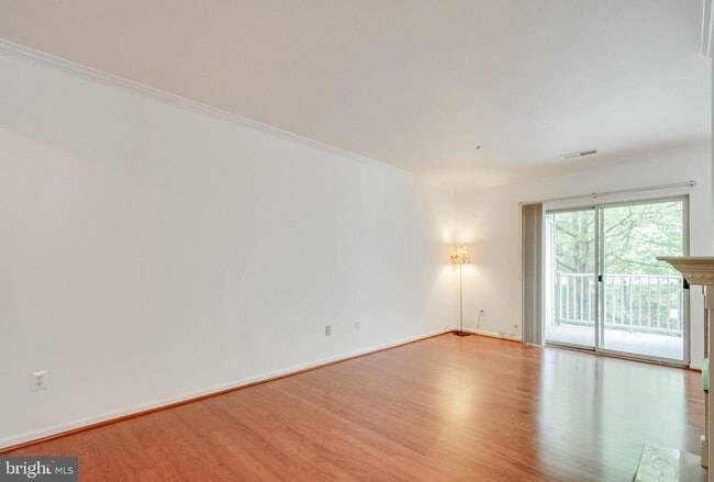 Building Photo - 7000 Falls Reach Dr