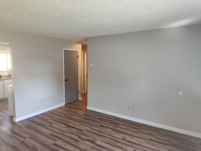 Building Photo - Cozy, Completely Remodeled, One Bedroom Ap...