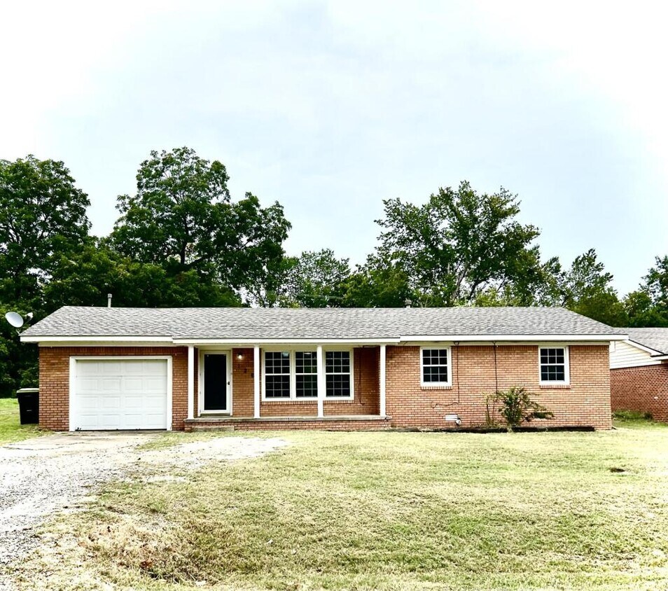 Primary Photo - 126 N Crown Point Dr