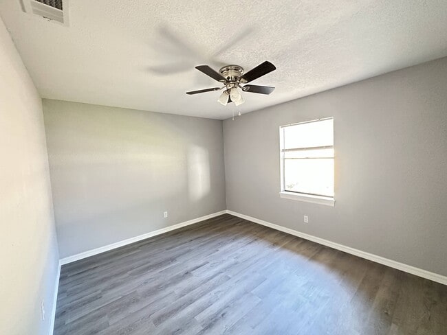 Building Photo - 3761 NE 40th Pl