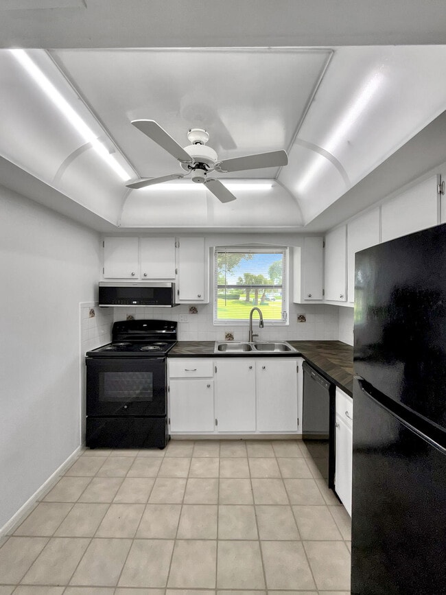 Foto del edificio - 5263 Cresthaven Blvd