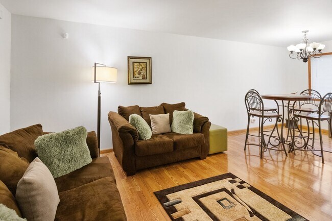 Building Photo - 5646 Fernwood Ct