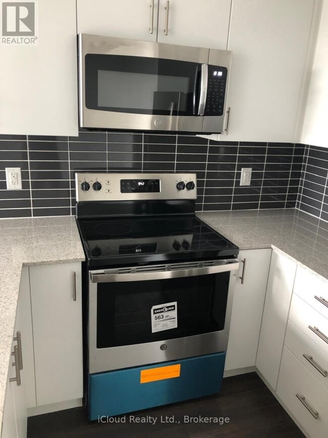 Photo du bâtiment - 550 N Service Rd