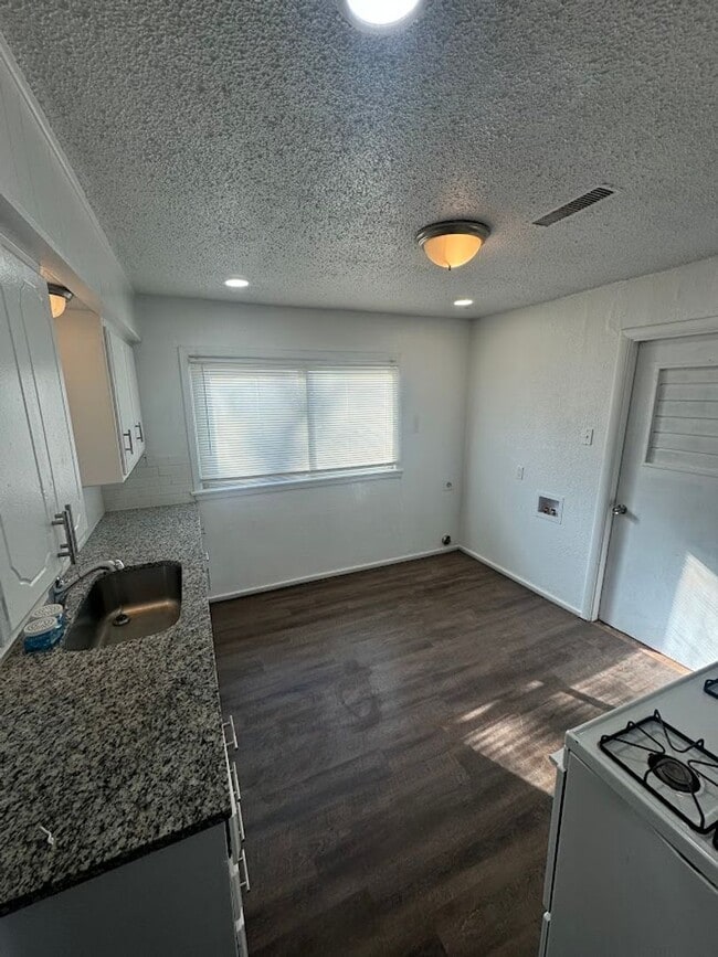 Building Photo - NEWLY REMOLDED 2 BED HOME LOCATED OFF OF GRAND Ready for move in!!!