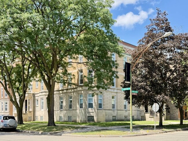 Building Photo - 4502 N Paulina St