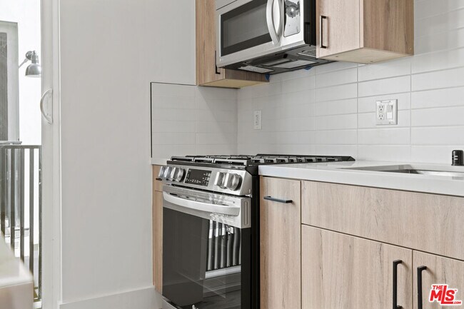 Foto del edificio - 10917 Hesby St