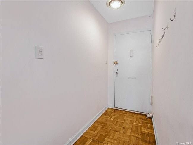 Foto del edificio - 102-10 66th Rd