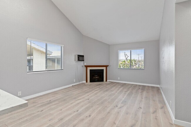 Building Photo - 1075 Gladys Avenue
