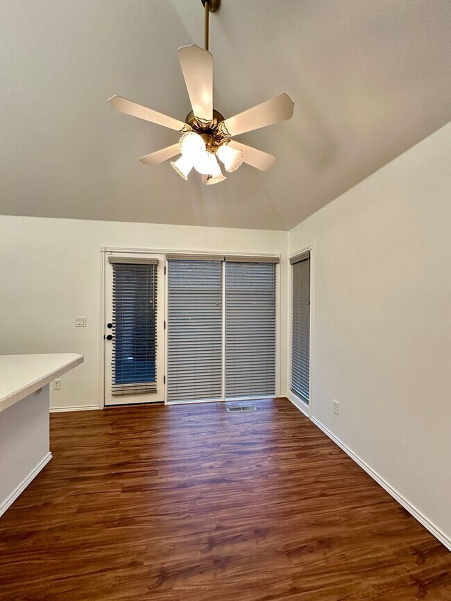 Foto del edificio - Large Three Bedroom Home in the Cinnamonwood Estates