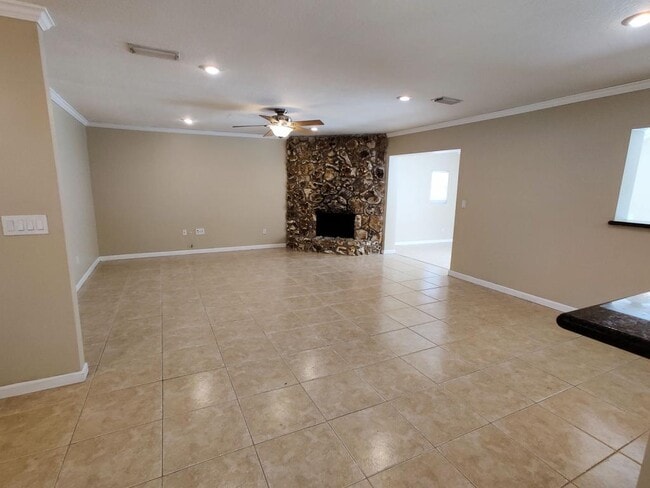 Building Photo - 615 Fox Valley Dr