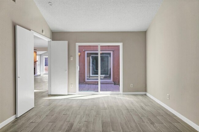 Foto del edificio - 9724 Summerwood Cir