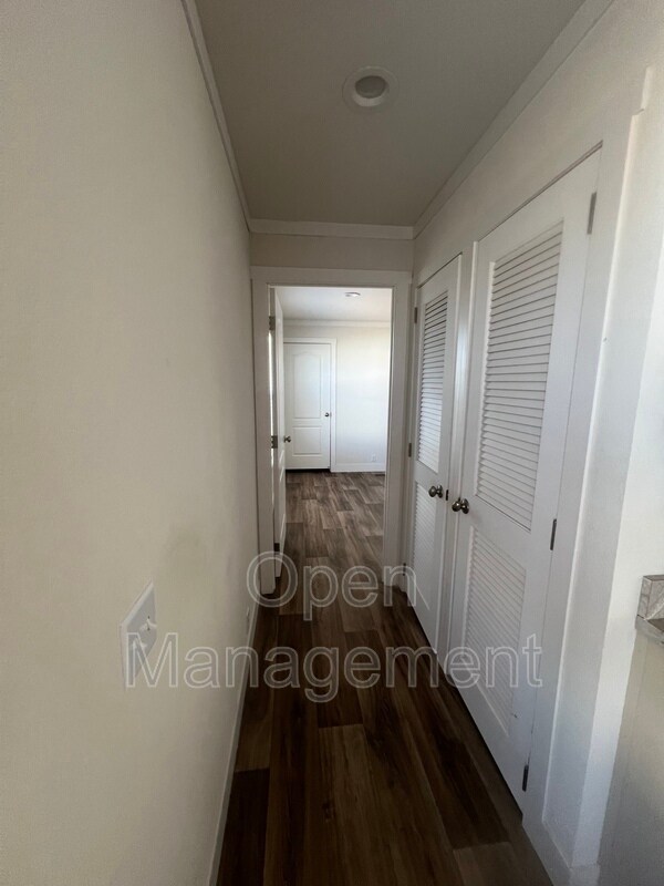 Building Photo - 2940 Sunlake Dr